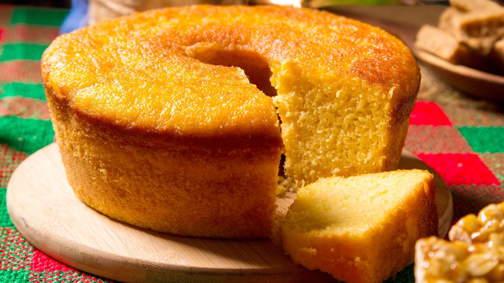 Fatia de bolo de fubá fofinho.