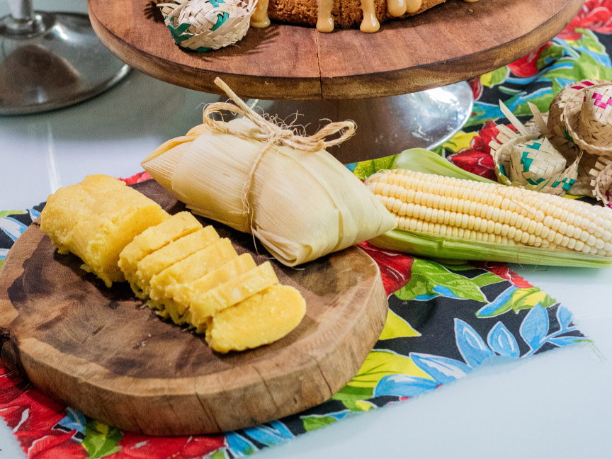 Pamonha doce envolta na palha de milho.