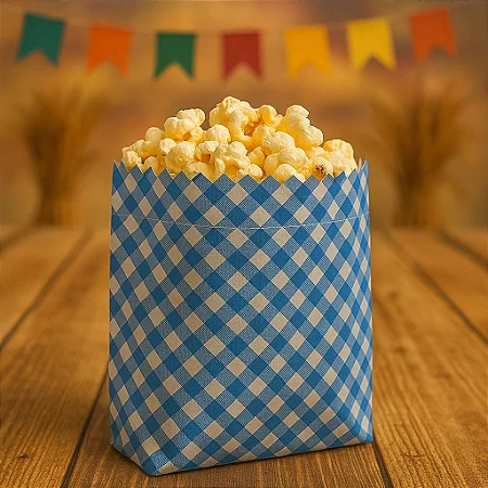 Saco de papel cheio de pipoca estourada.